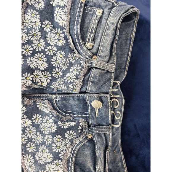 Rue21 Junior's Daisy Dukes Cut Off Distressed Jean Shorts Size 1/2 - Picture 10 of 12